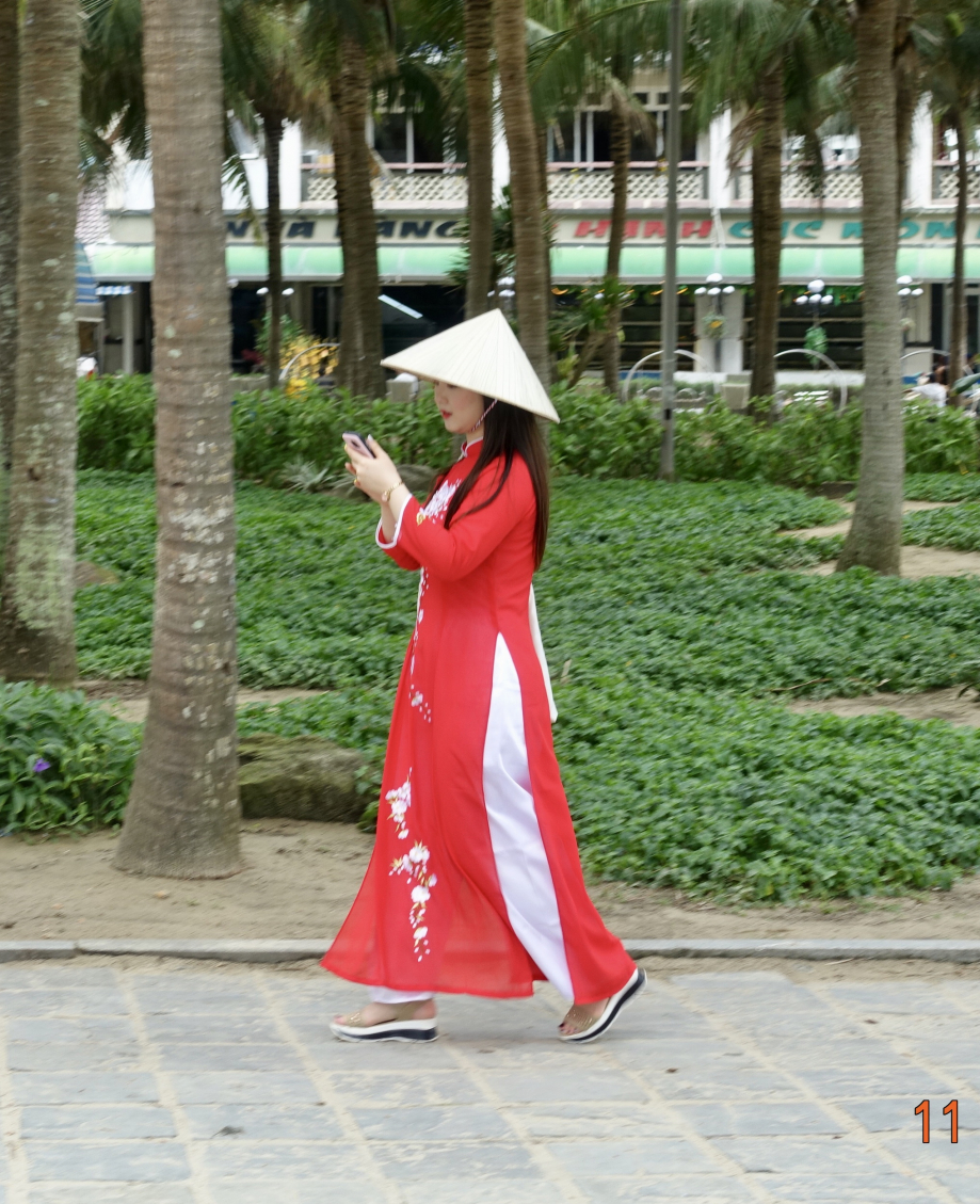 Ao Daï avec chapeau : tenue très élégante traditionnelle portée régulièrement dans la rue. Ne pas essayer d'en porter si on fait plus d'1,50m et qu'on pèse plus de 40kg. Et qu'on n'est pas vietnamienne....