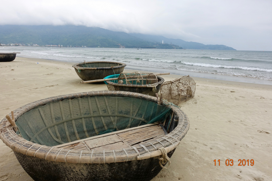 Petites barques de pêche traditionnelles rondes : bambou et feuilles de bananier imperméabilisé