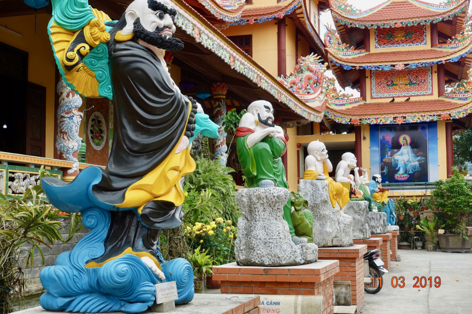 Le même temple Da Nang et ses statues qui semblent représenter les différentes émotions humaines. Effet surprise garanti !