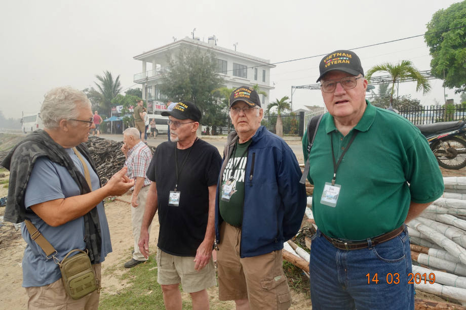 Ces messieurs faisaient partie d'un groupe de vétérans américains du Vietnam, comme inscrit sur leur casquette. Nous les avons abordés pour discuter de cette expérience de retour. Ils n'étaient jamais revenus au Vietnam depuis 50 ans. Ils étaient émus, nous aussi....