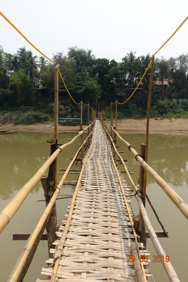 Un pont en bambou sur l'affluent du Mekong. 
Ce pont est détruit tous les ans par la montée des eaux, à la mousson, et reconstruit patiemment car très utile. 
Il semble fragile et nous avons eu un peu peur qu'il ne supporte pas notre poids ( fort différent de celui de l'utilisateur laotien habituel...). mis non, il a résisté à notre assaut.