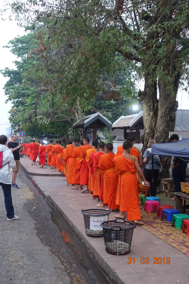 De nombreux touristes boudhistes ou non se prêtent au jeu, ce qui selon nous enlève un peu d'authenticité à la cérémonie. Qui nourrit les moines quand les touristes coréens ou chinois ne sont pas là ?