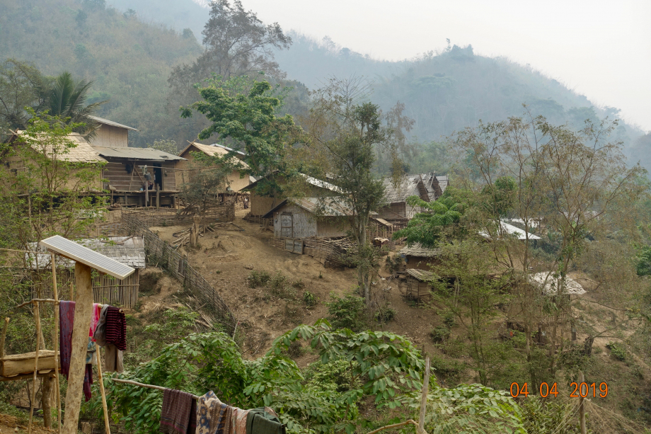 Un village Khmu au bord du Mékong. Notre bateau s'y est arrêté ( le voyagiste contribue apparemment au développement du village)  mais nous avons été gênés de constater l'écart entre nos conditions de vie et les leurs.