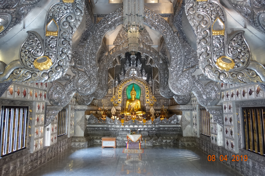Ouaouh ! quel beau temple. Le temple d'argent à Chiang Mai... il parait que l'intérieur est aussi beau que l'extérieur ...Cette photo a été prise par Pascal parce que...