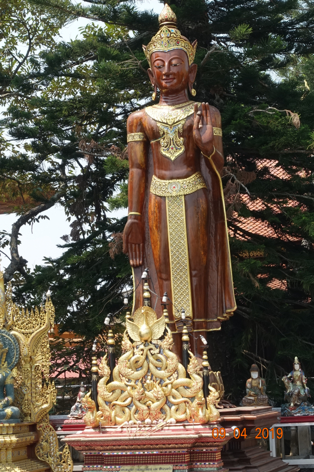 Magnifique bouddha de bois et d'or.