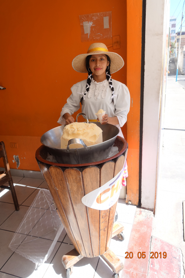 Et ses marchandes de glace au fromage : on a gouté, c'est bof ... alors que la cuisine péruvienne est vraiment délicieuse.