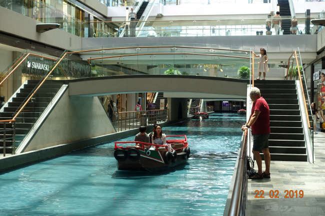 où se déplacer en bateau dans une galerie marchande de luxe ? A Singapour bien sûr