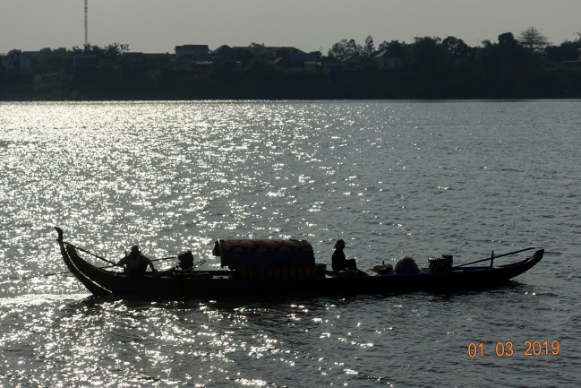 scène de pêche by night sur le lac Tonle Sap