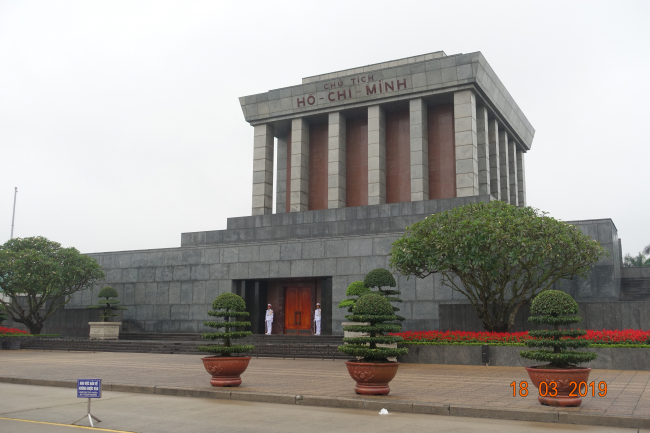 Le mausolée d'Ho Chi Minh bien gardé
