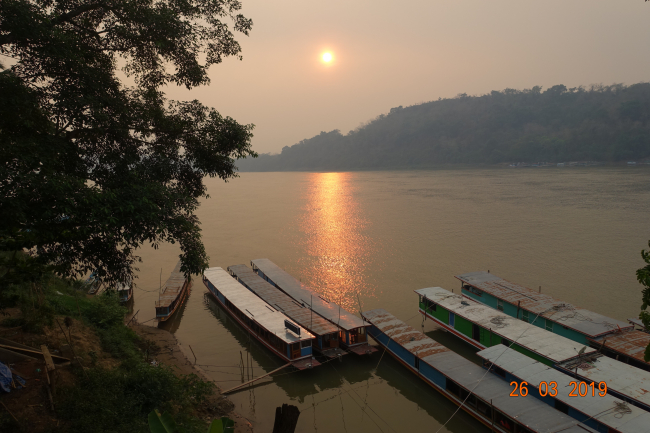 Arrivée au Laos. Coucher de soleil sur le Mekong