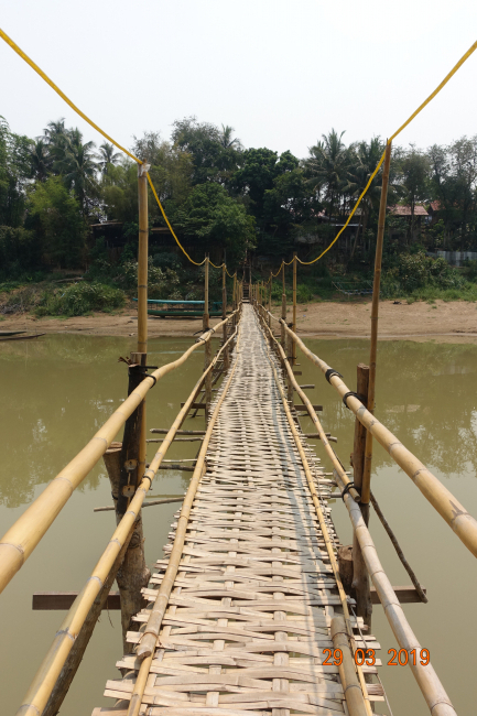 Pont pédestre sur le Mékong