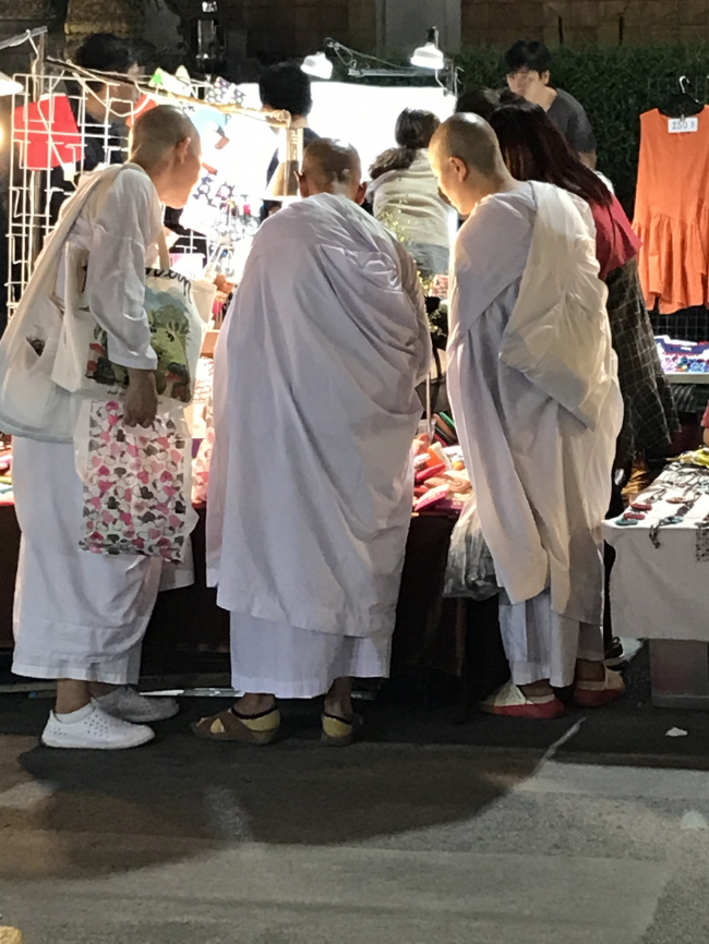 Chiang Raï : des moines femmes. Toute de blanc vêtues