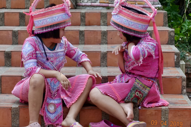 Poupées en costume traditionnel. Pour la photo avec les touristes