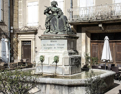 statue Mme de Sévigné - avec plaque.jpg