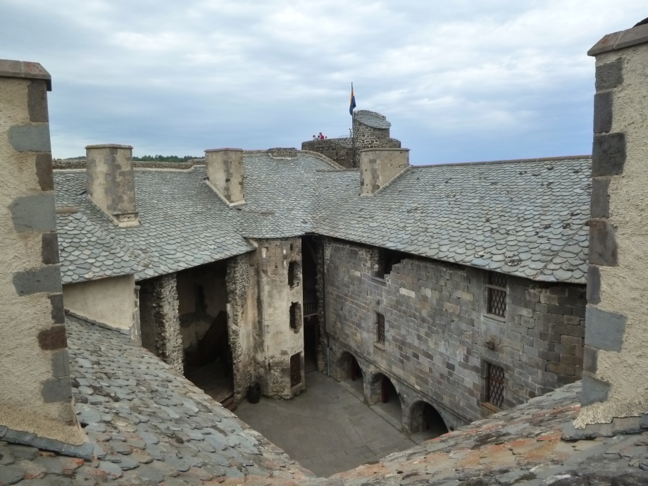 Château de Murol (les toitures en lauze).JPG