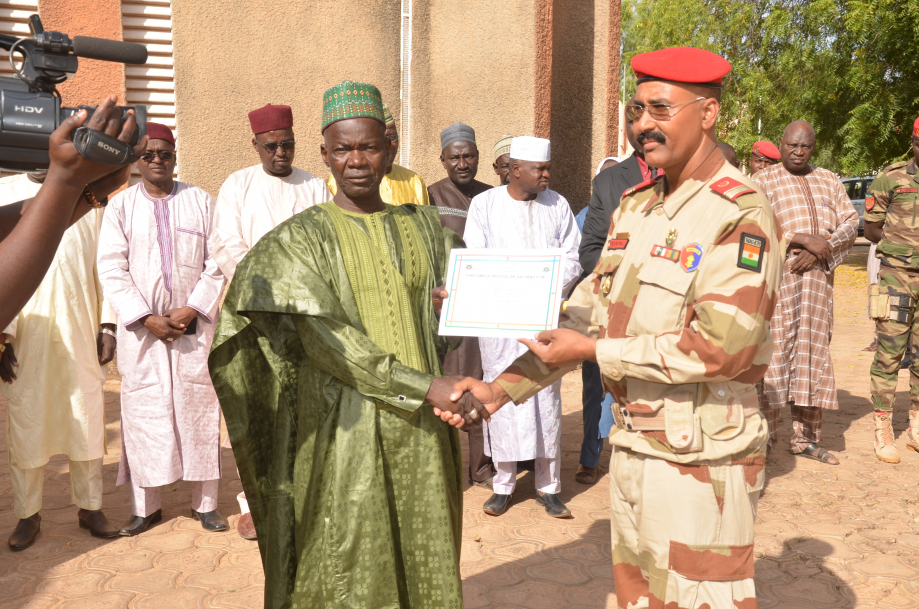 le Gouverneur Moussa Ousmane de Dosso remettant le témoignage au chef d'escadron Matani