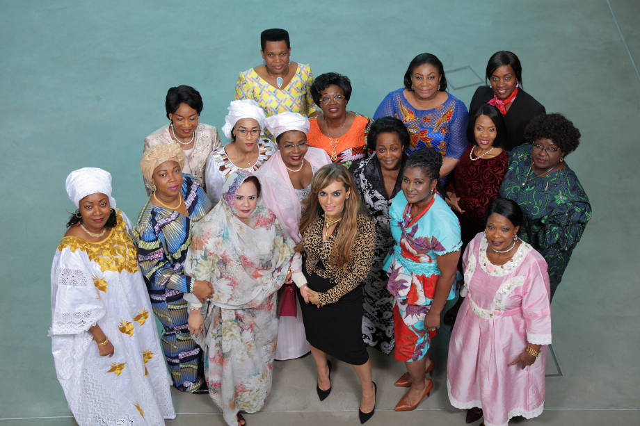 Photo de famille Docteur RASHA KELEJ avec les Premières dames d'Afrique