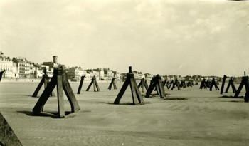 Tétraèdres sur la plage des Sables