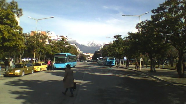 Au loin, les montagnes entourant Tirana.