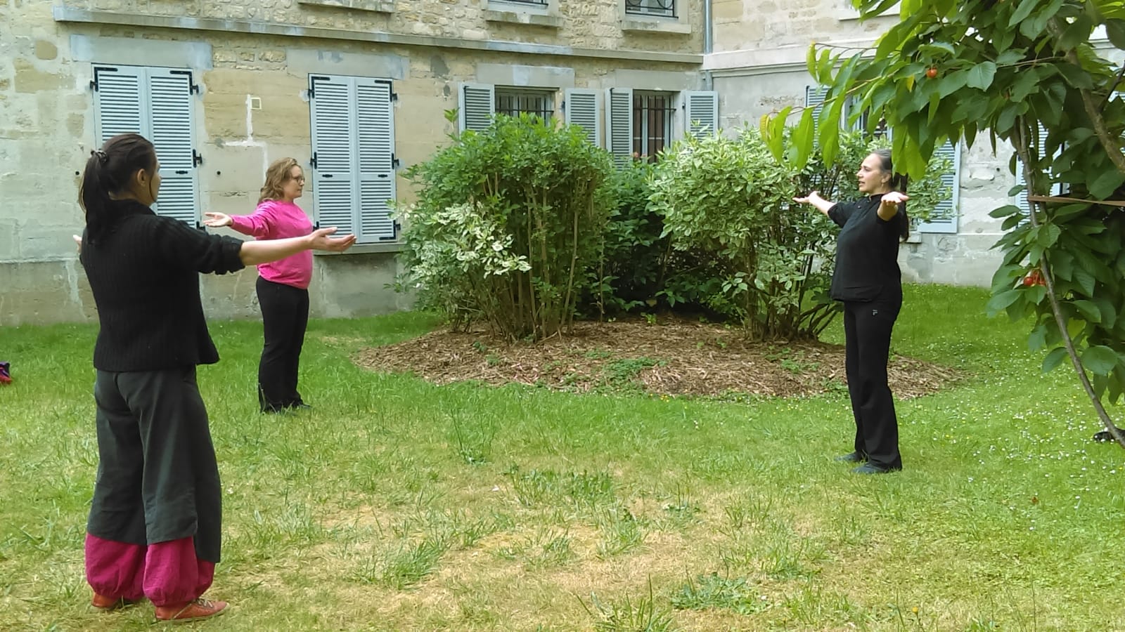 Très bonne idée de commencer la journée de la fête des Mères avec quelques mouvements de Qi Gong, dans un charmant jardin au bord de la Viosne.  
Un grand remerciement à Isabelle pour nous avoir invité.