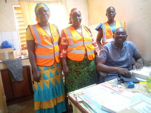 Les membres de la Cellule de Mobilisation Communautaire du quartier de TANWONGO  de Zagtouli posant avec le major de la formation sanitaire de ZAGTOULI