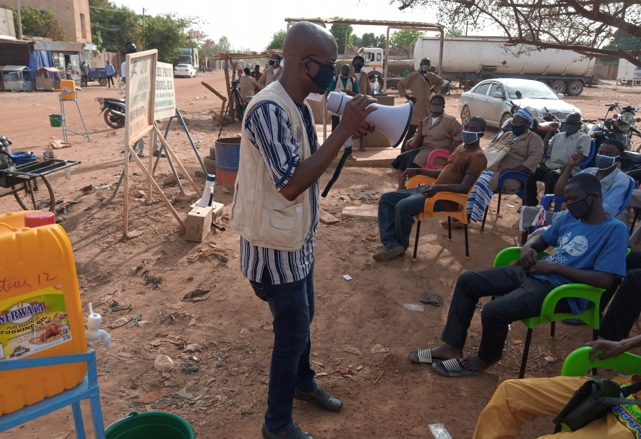 Sensibilisation sur les mesures barrières et le lavages des mains par le Directeur Exécutif de l'association ADAPMI Burkina