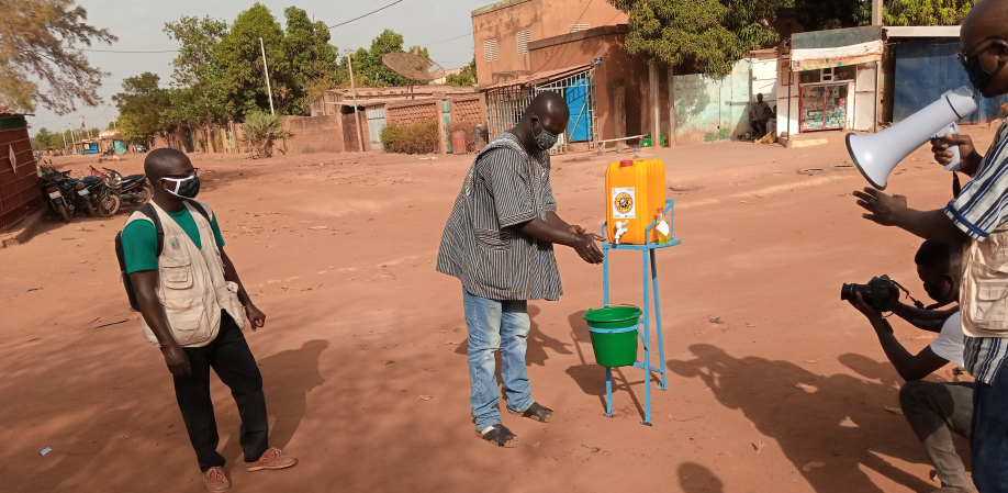 Démonstration du lavage des mains par un conseiller du secteur 12 de l'arrondissement 3 de Ouagadougou