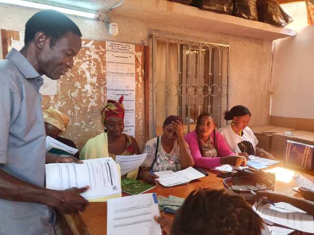 Image du formateur en échange avec les participants lors du pré-test