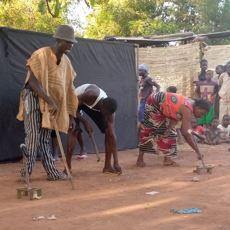 Photo : Troupe théâtre l'Eveil de M. NACOULMA Boukari lors de sa prestation à Vipalgo dans la commune de Komki Ipala