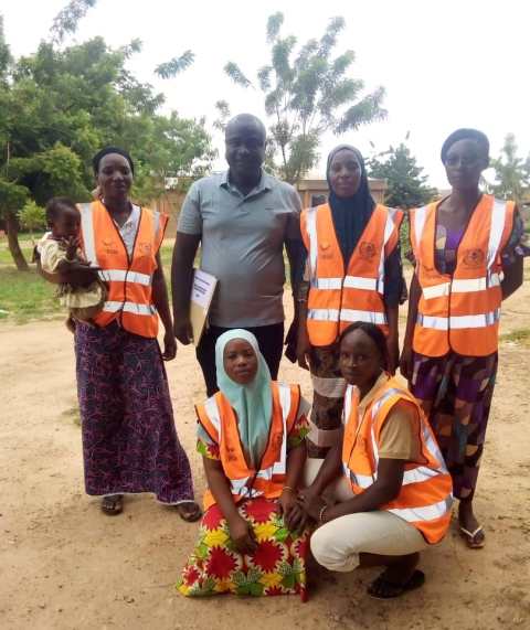 Les membres de la Cellule de Mobilisation Communautaire du quartier de YAGMA de Zagtouli posant avec le major de la formation sanitaire de YAGMA