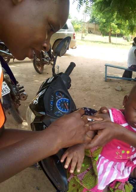 Vaccination d'un enfant retrouvé dans la communauté, accompagner par l'agent communautaire (CMC) auprès des agents vaccinateurs pour bénéficier de sa dose vaccinale