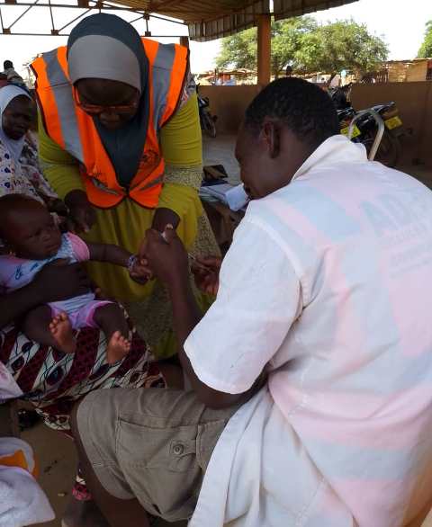 Vaccination d'un enfant retrouvé dans la communauté, accompagner par l'agent communautaire (CMC) auprès des agents vaccinateurs pour bénéficier de sa dose vaccinale