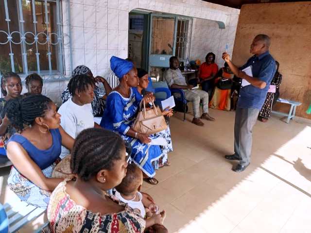 Participants à la rencontre HEBDO en image et une personne de l'équipe de Target Malaria conduite par M. MEDA Wilfrid. De l’IRSS / CNRST (debout)