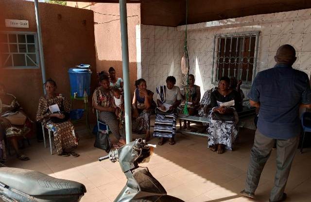 Participants à la rencontre HEBDO en image et une personne de l'équipe de Target Malaria conduite par M. MEDA Wilfrid. De l’IRSS / CNRST (debout)
