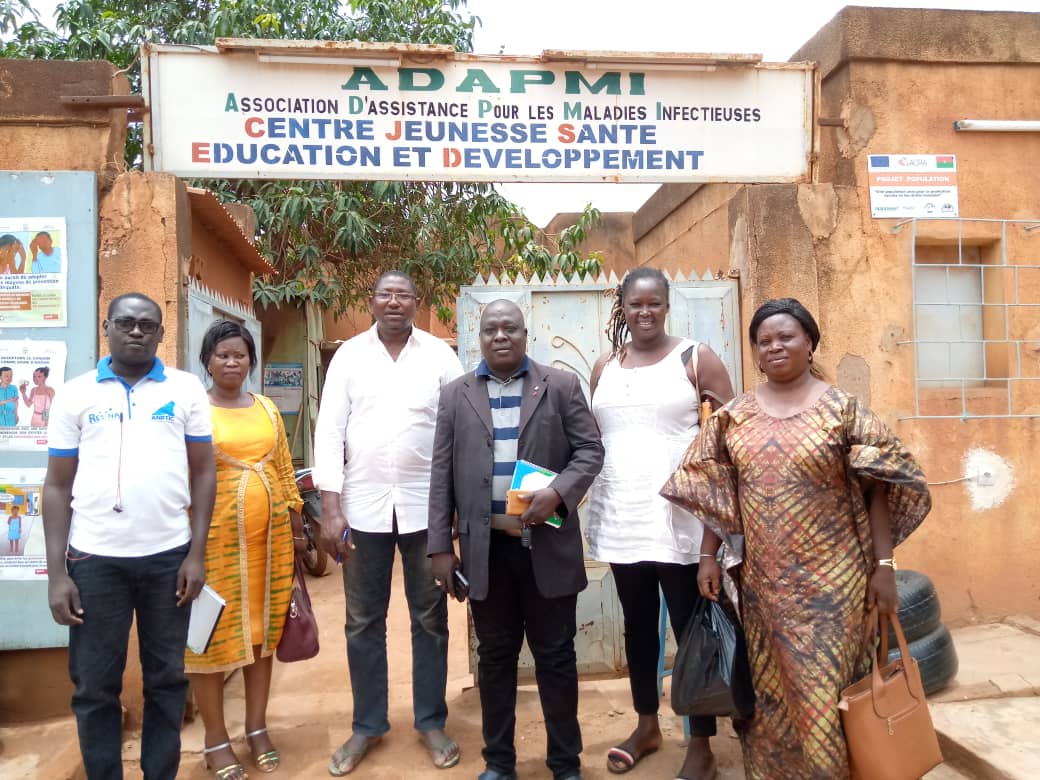 Photo de la visite de la Coordination Nationale de la Coalition des Réseaux et Associations Burkinabè de lutte contre le VIH/Sida et de la Promotion de la Santé (CORAB) au sein de l’Association D’Assistance Pour les Maladies Infectieuses (A.D.A.P.M.I)