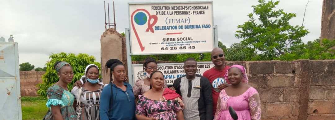 Image des membres de l'association en visite au siège de l'organisation dans la commune rurale de Komki Ipala