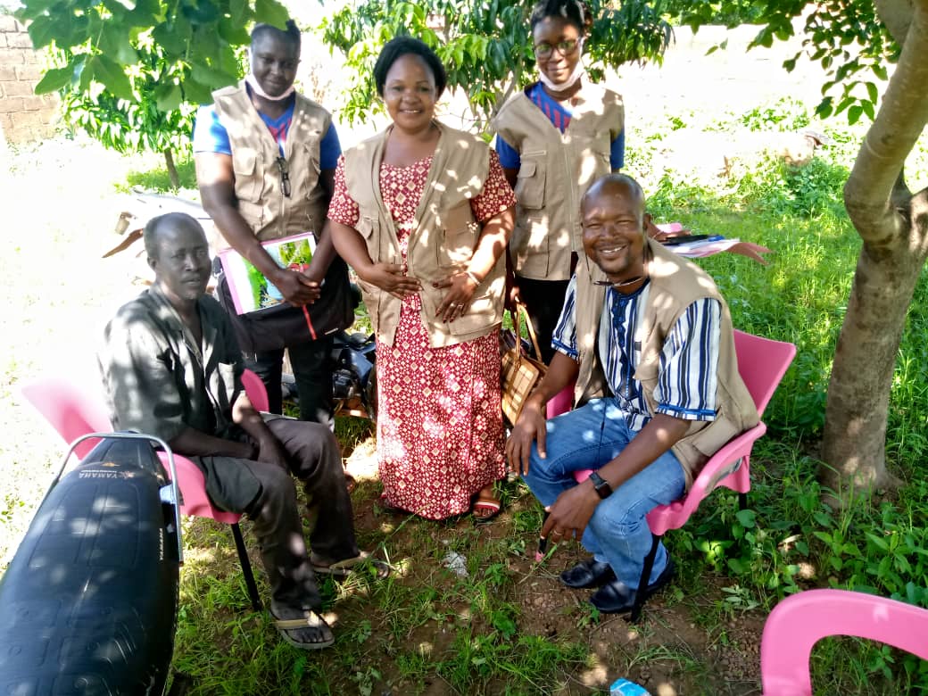 Photo d'une rencontre entre les membres de l'ADAPMI Burkina avec un habitant de la localité une personne ressource de l'organisation