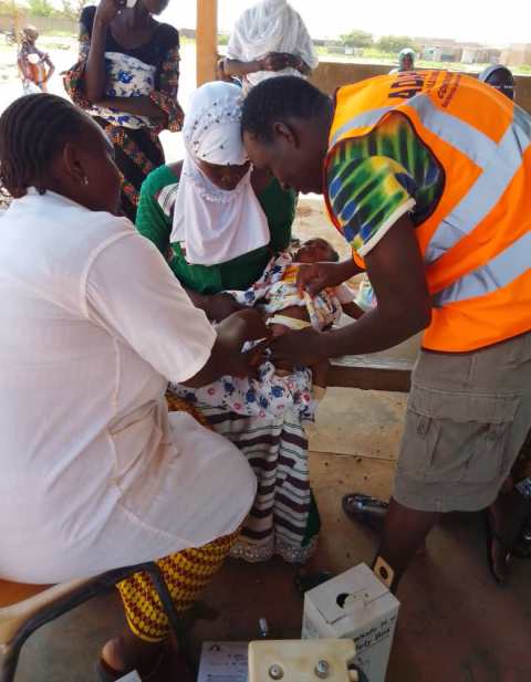 Vaccination d'un enfant retrouvé dans la communauté, accompagner par l'agent communautaire (CMC) auprès des agents vaccinateurs pour bénéficier de sa dose vaccinale