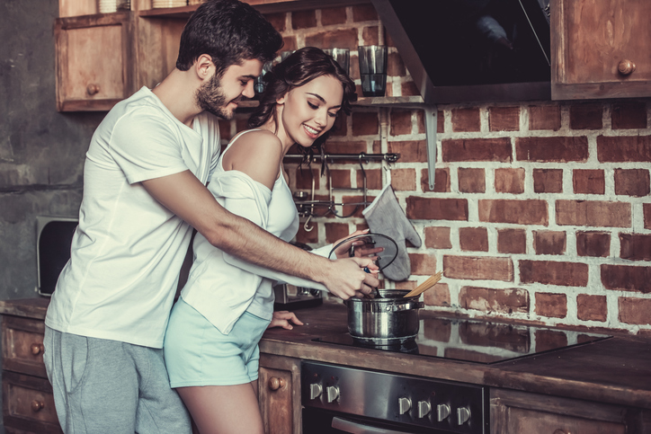 Un couple dans une cuisine