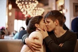 Un couple qui s’embrasse