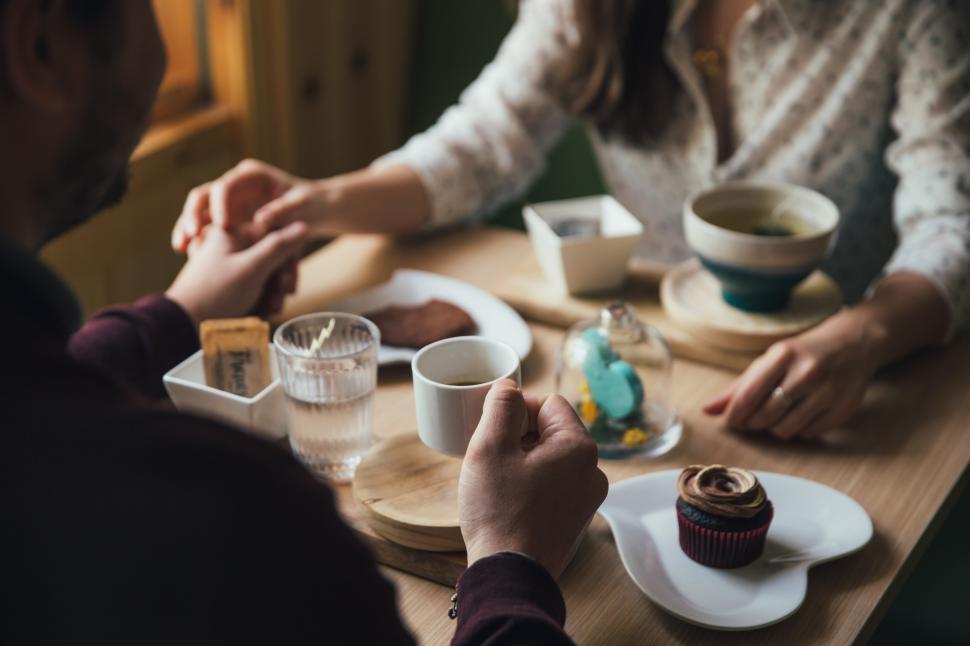 Un couple dans un café