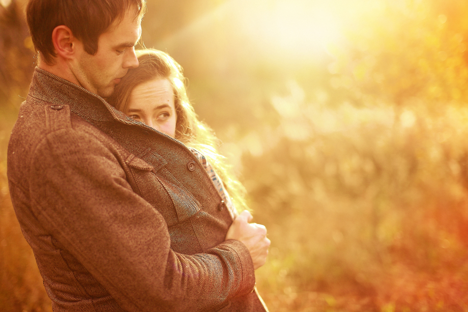 Un couple qui s’enlace 