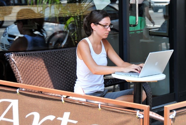 Une jeune femme devant un ordinateur portable 