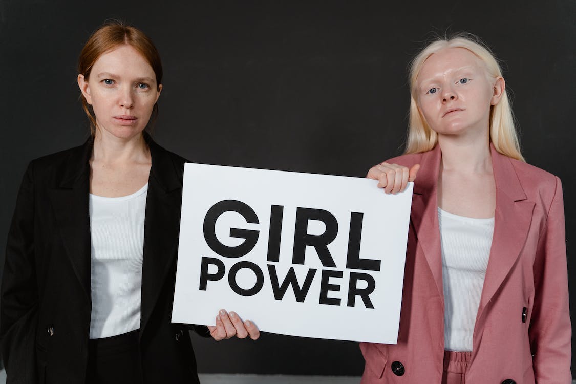 Deux femmes tenant une affiche « Girl power