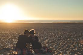 Un couple amoureux à la plage 