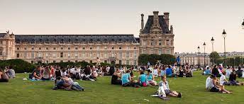Des gens faisant un pique-nique au Jardin des Tuileries 