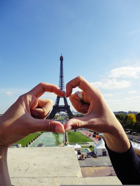 un cœur abstrait devant la tour Eiffel