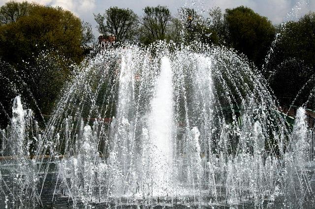 une fontaine avec des jeux d’eau