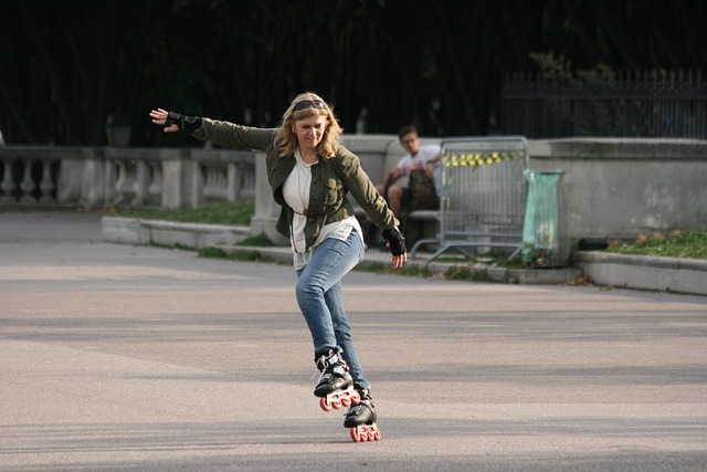 une femme qui se balade en roller