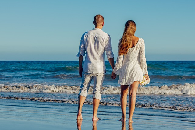 un couple qui se balade sur la plage